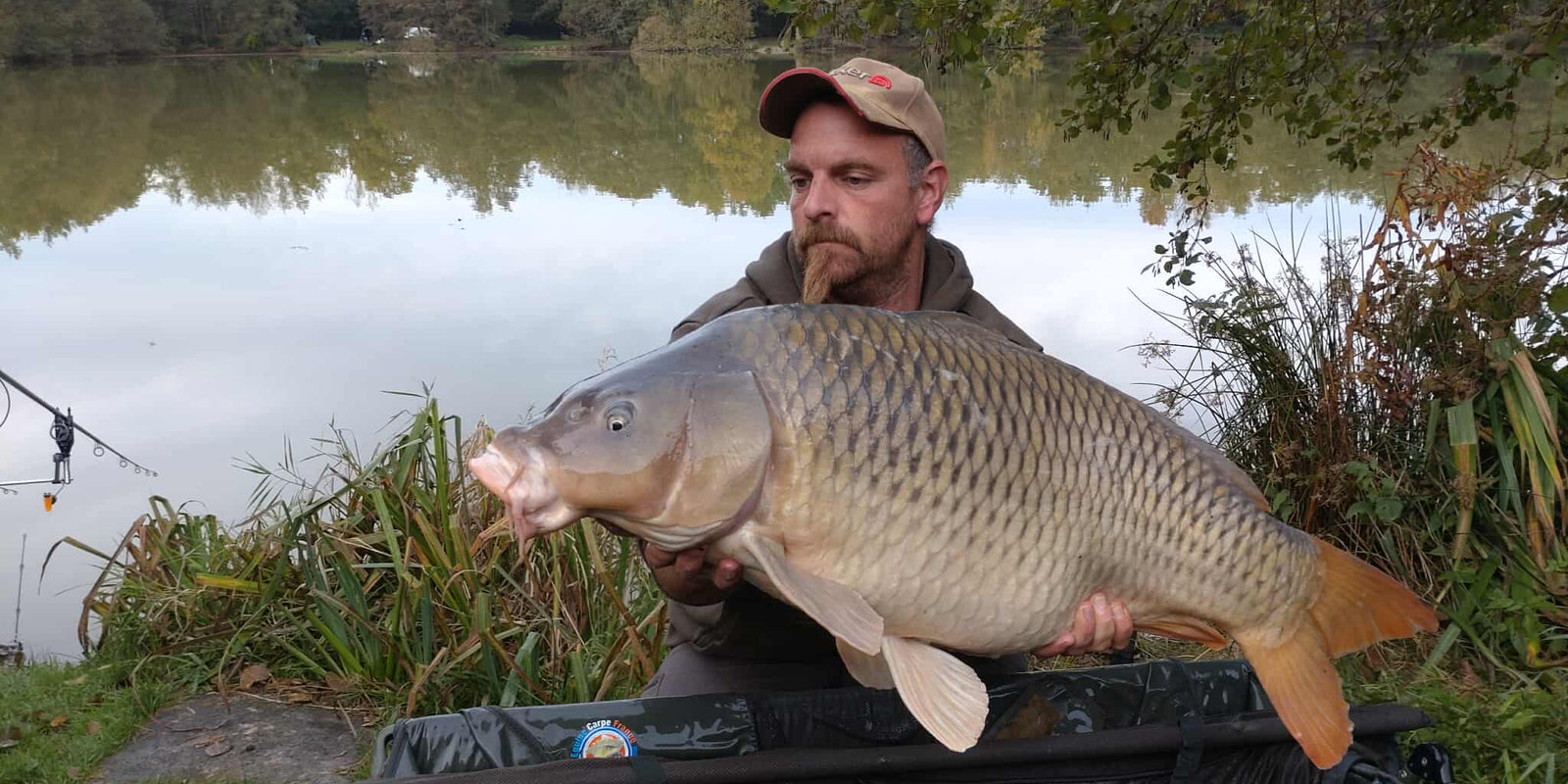 JURA BAITS - Pêcheur avec belle carpe