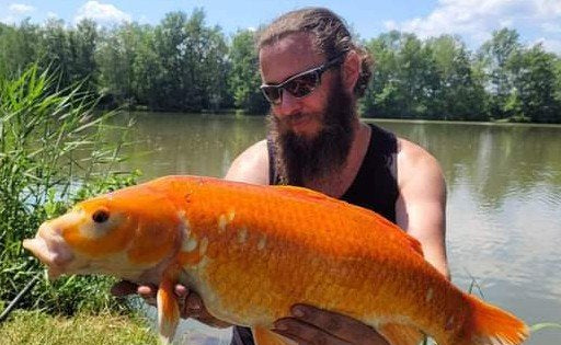 JURA BAITS - Pêcheur professionnel avec ses prises